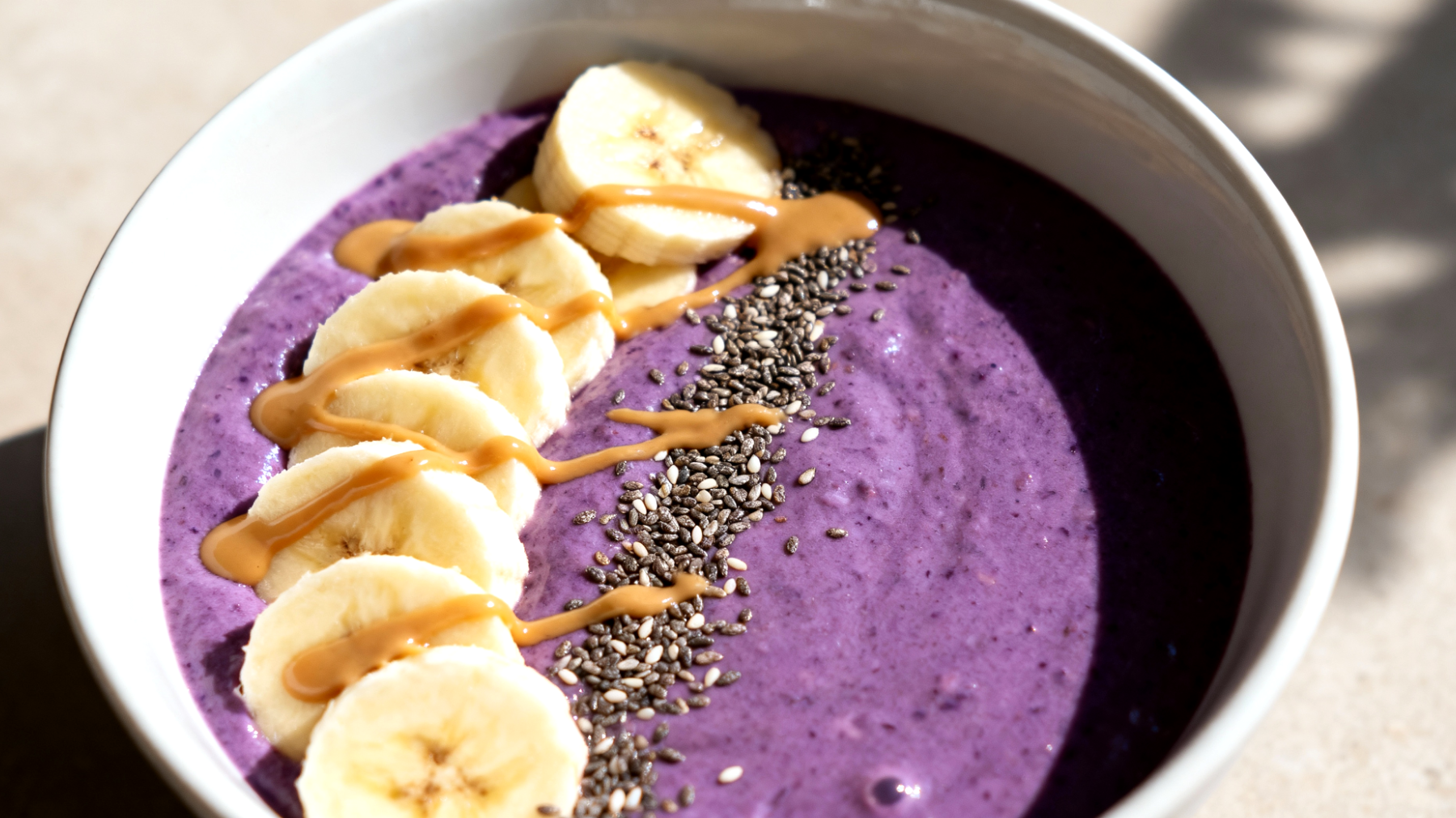 Smoothie bowl con semi di chia, banana e burro di mandorle"