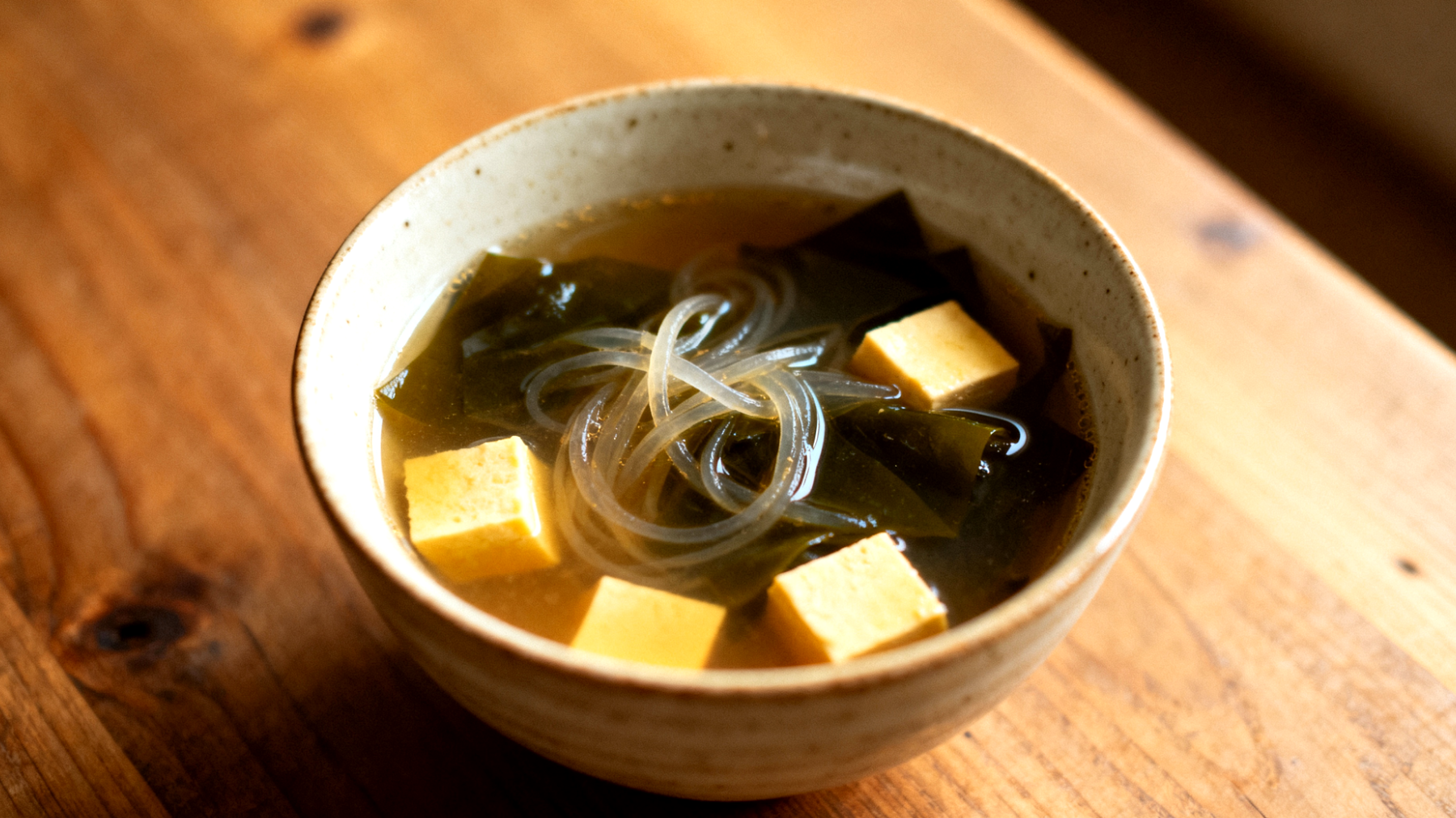 Zuppa di miso con alghe wakame e tofu"